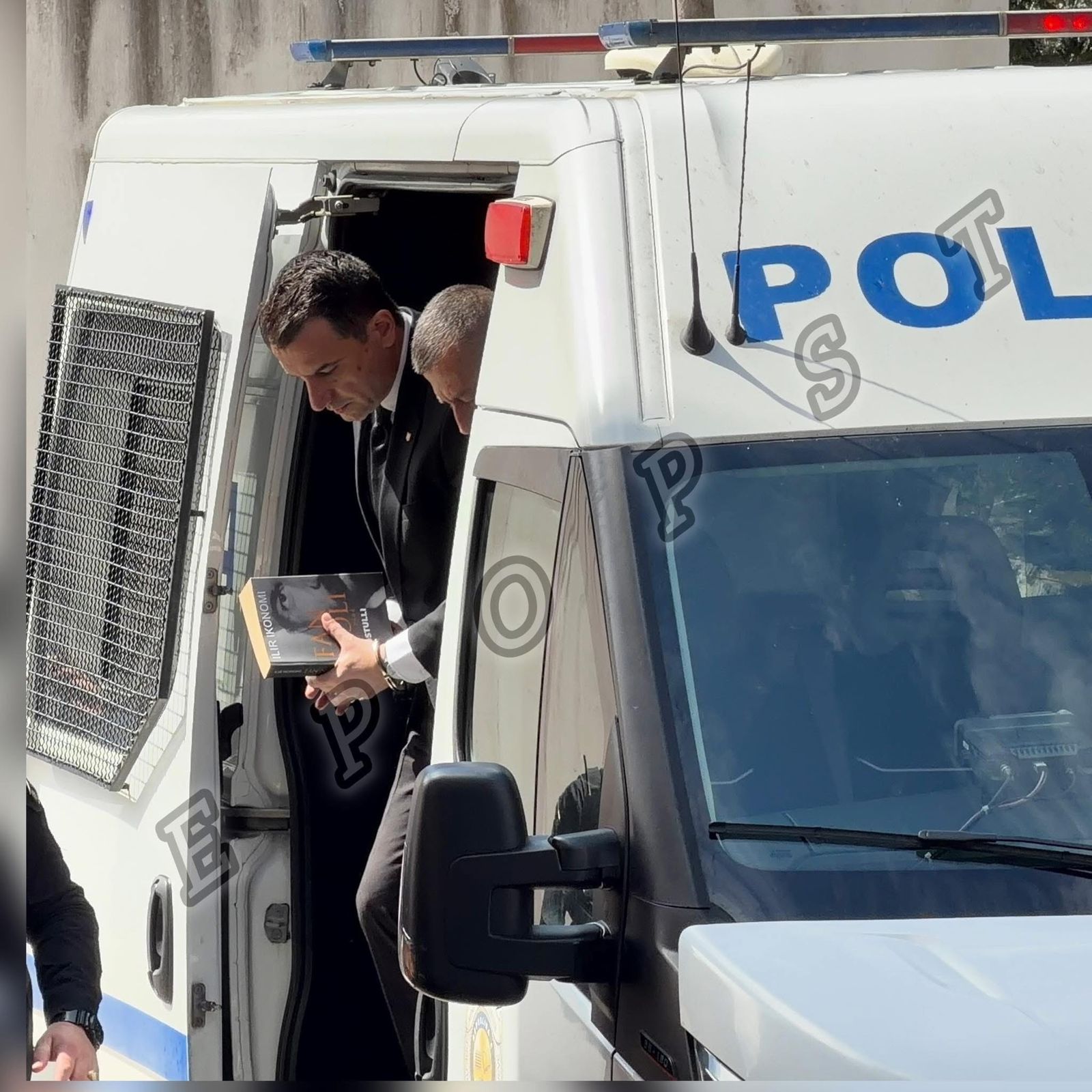 FOTOLAJM   Veliaj me  Fan Nolin  në dorë përballë Ols Dados tek  Administrativja 