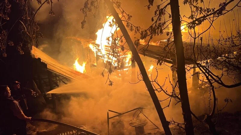 Përfshihet nga flakët gjatë natës një bujtinë në një fshat të Librazhdit  shkaktohen dëme të mëdha materiale