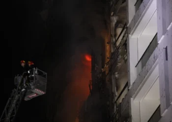 Zjarri në pallatin pranë QSUT, MIA: Flakët janë vënë në kontroll, por nuk janë shuar plotësisht, po kontrollohet çdo apartament