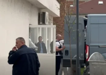 Babai dhe dy fëmijët humbën jetën nga zjarri, flet e afërmja:Ishin të zverdhur dhe pa puls, nuk i shpëtova dot