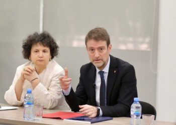 Ministri Hoxha me diplomatët e rinj: Dy thirrje të hapura për talentet e reja, brezi i ri thelbësor për Shqipërinë 2030