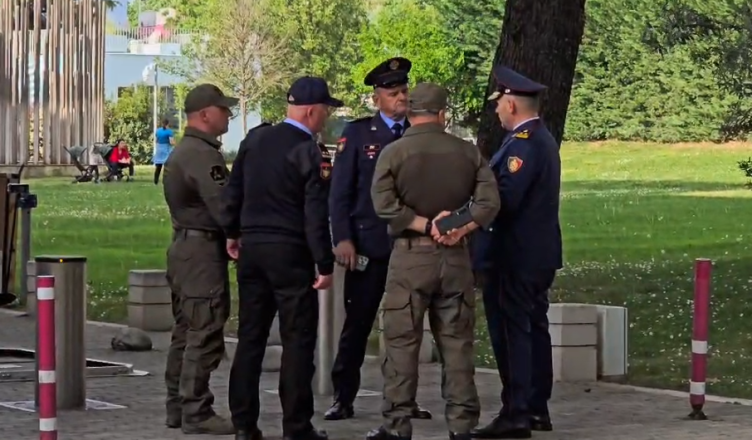 Protesta e opozitës  Drejtori i Përgjithshëm i Policisë mbërrin para kryeministrisë