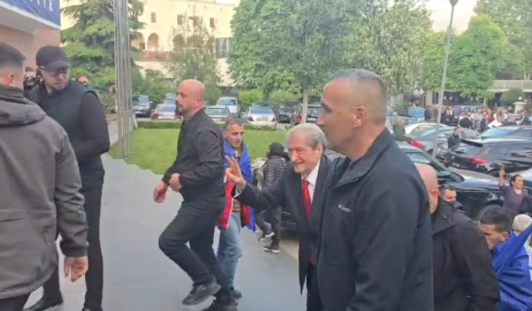 Protesta e PD  Sali Berisha mbërrin në selinë blu