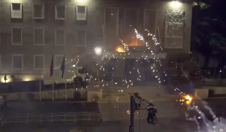 Tensionet në protestë  Lamallari  Shqipëria s do të merret peng nga një pakicë që përdor të miturit për të fshehur dështimet