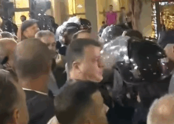 Përplasja me protestuesit, një polic i plagosur mbërrin te Truma