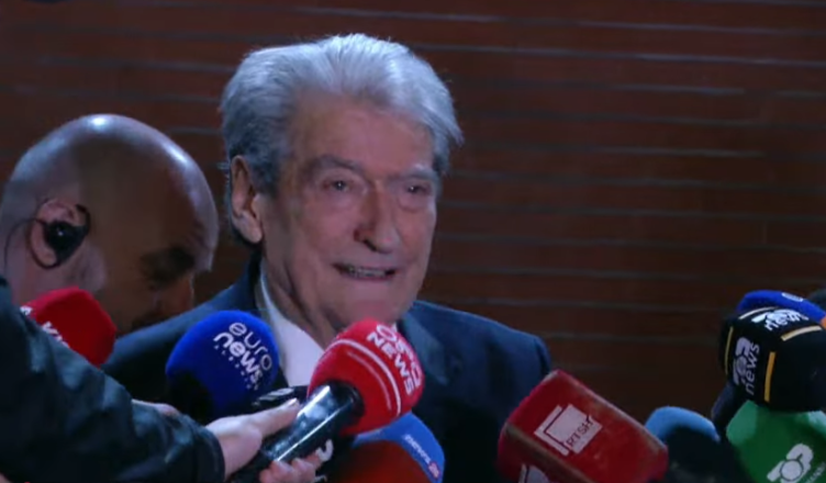 Mbyllet protesta e PD  Berisha  Nuk ka forcë në botë të na ndalë  policia përdori molotov