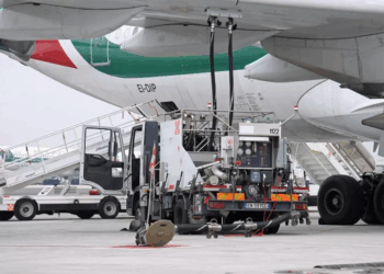 Rritet numri i aeroporteve italiane me mungesë karburanti, shqetësim për udhëtimet verore