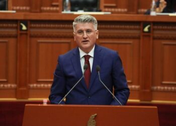 Ulsiu zgërdhihej, Albini ka zëra se po na merr Mamicën…