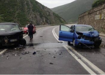 Aksident ‘zinxhir’ në Tepelenë në aksin rrugor Tepelenë–Krahës, 8 të plagosur dërgohen në spital
