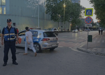 Alarm për bombë në një qendër tregtare në Tiranë, evakuohen qytetarët