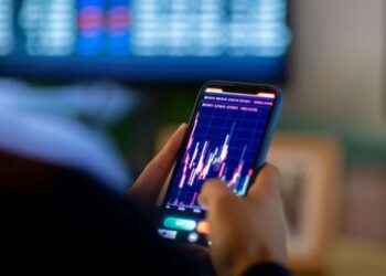 Sekretet para njoftimeve të Trump, kush po fiton miliona në heshtje?