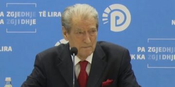 Berisha mbledh grupin: Kryengritja tjetër duhet të jetë më e fuqishmja që ka njohur Shqipëria