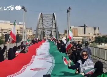 Mburojë njerëzore mbi ura | Mijëra iranianë i përgjigjen kërcënimeve të Trump