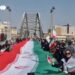 Mburojë njerëzore mbi ura | Mijëra iranianë i përgjigjen kërcënimeve të Trump