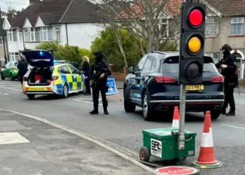 Një i plagosur nga të shtënat me armë në Britani, disa shkolla të mbyllura. Policia në kërkim të autorit