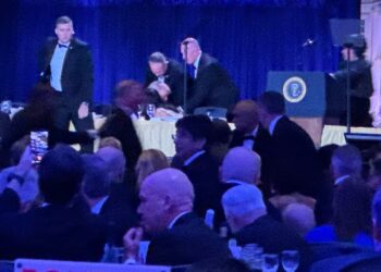 VIDEO/ Trump i shpëton një tjetër atentati, të shtëna me armë në darkën me gazetarët! Pranga autorit