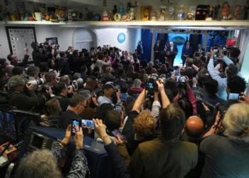 Lufta me Iranin, Trump ashpërson tonet ndaj gazetarëve: Dorëzoni burimet ose shkoni në burg