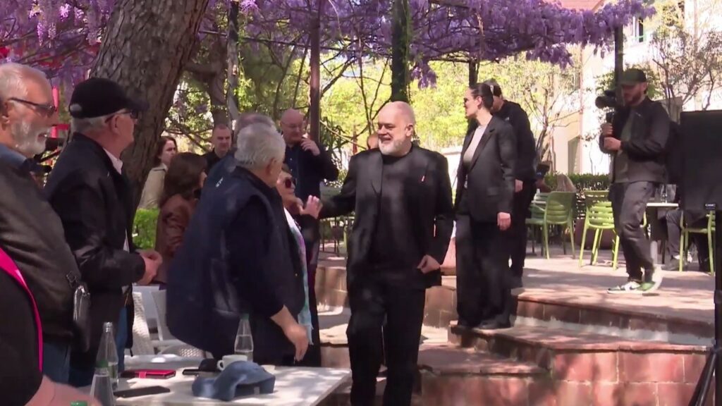  Ju jeni të parët   Rama me pensionistët në Tiranë  njofton paketën e re për familjet në nevojë