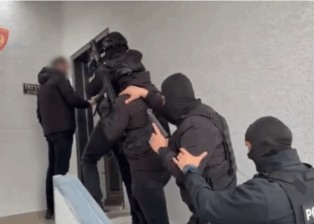 Arsenal armësh në një studio tatuazhesh në Durrës, arrestohet 44-vjeçari