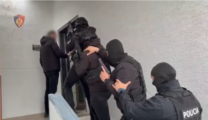 Arsenal armësh në një studio tatuazhesh në Durrës  arrestohet 44 vjeçari