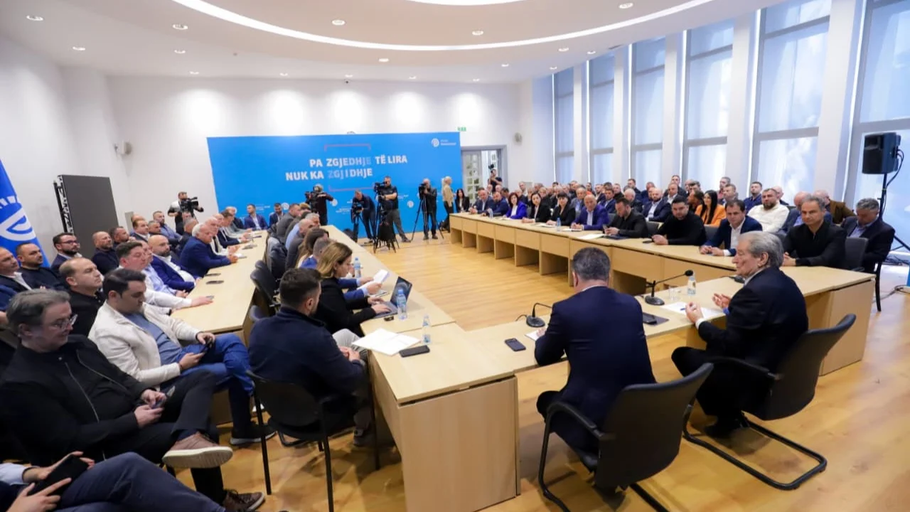 Mbledhja me Kolegjin e Kryetarëve  Berisha porosi kryetarëve të degëve  Protesta arma jonë kryesore