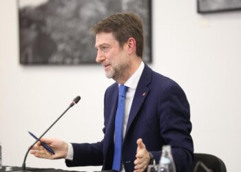 Hoxha reagon për akuzat mbi “mesazhet”: Qëndrimet e politikës së jashtme nuk komunikohen me WhatsApp