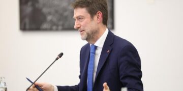 Hoxha reagon për akuzat mbi “mesazhet”: Qëndrimet e politikës së jashtme nuk komunikohen me WhatsApp