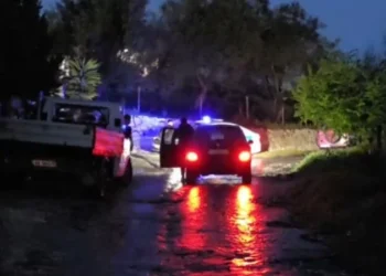 E rëndë në Fier, 40-vjeçari gjendet i vrarë me armë zjarri në banesë (EMRI)