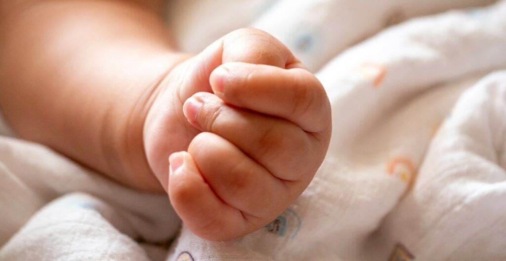 Greqi  Vajza 10 muajshe me shenja kafshimi dhe djegie  arrestohen nëna dhe partneri i saj