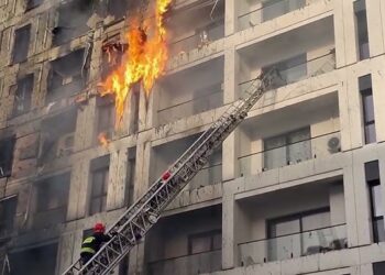 Tymi nuk ndalet! Çfarë ka mbetur pas zjarrit në pallatin te “Farmacia 10”, rreth 30 apartamente të dëmtuara