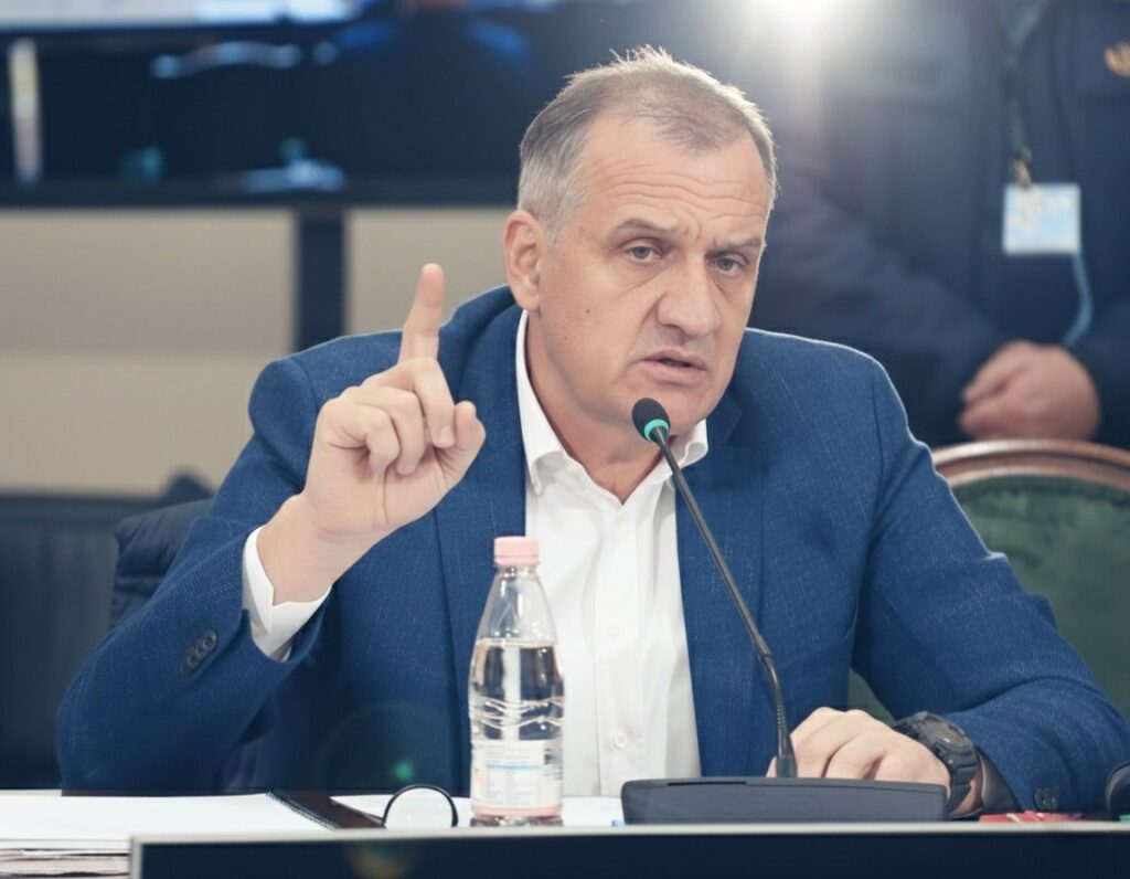 GJKKO pranoi kërkesën për ta lënë jashtë kafazit në sallën e gjyqit, reagon Ilir Beqaj: I akuzuari nuk është spektator!