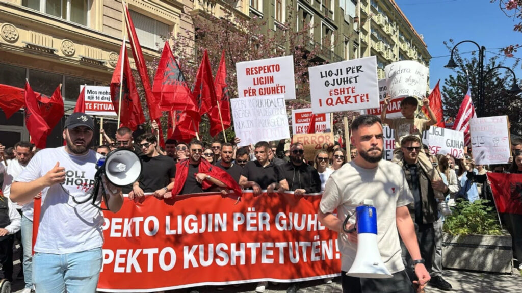 Studentët shqiptarë në Shkup marshojnë për drejtësi: Provimi i jurisprudencës të jepet në shqip