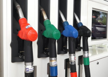 Trefishohet shitja e naftës në RMV, 200 mijë litra në ditë blihen kryesisht nga shoferët e Shqipërisë