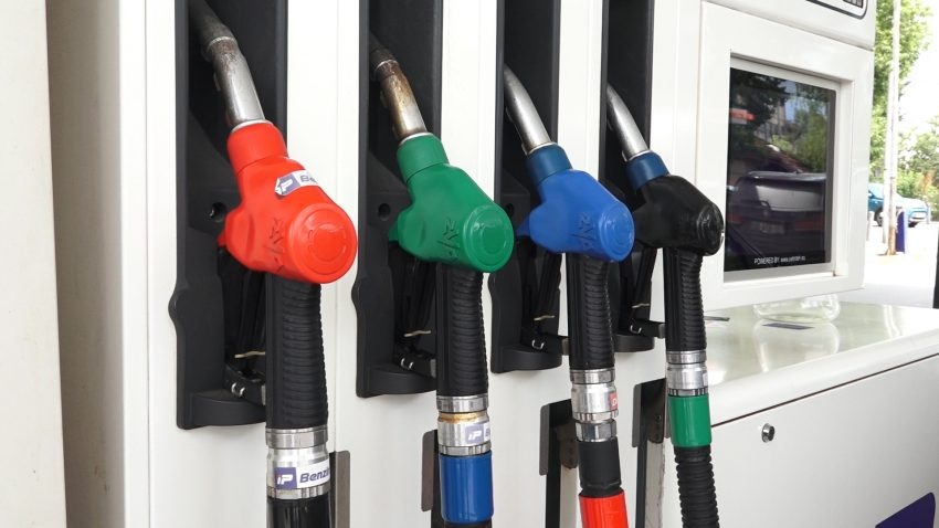 Trefishohet shitja e naftës në RMV  200 mijë litra në ditë blihen kryesisht nga shoferët e Shqipërisë