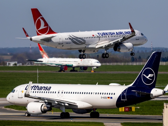 Rriten pasiguritë  gysma e kompanive ajrore europiane po shkurtojnë fluturimet