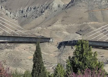 “Do të përfundojmë me një vend të rrënuar”, iranianët reagojnë ndaj goditjes së urës