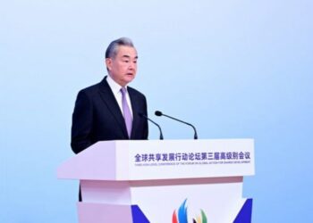 Wang Yi: Kina e gatshme të punojë me të gjitha palët