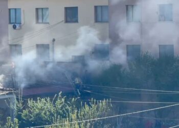 Përfshihet nga flakët banesa në Korçë, zjarri dyshohet se nisi nga kondicioneri