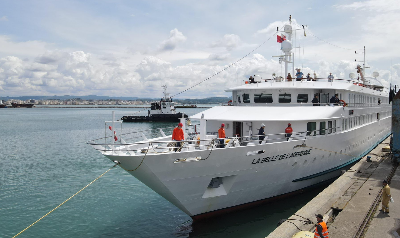 Rama  Dy kroçiera me 150 turistë në bord ankorohen në Durrës  rritet interesi për Shqipërinë