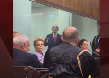 Kryemadhi shmang përshëndetjen me Metën, ish-Presidenti bën simbolin e shqiponjës