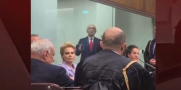 Kryemadhi shmang përshëndetjen me Metën, ish-Presidenti bën simbolin e shqiponjës