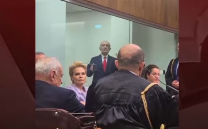 Kryemadhi shmang përshëndetjen me Metën  ish Presidenti bën simbolin e shqiponjës