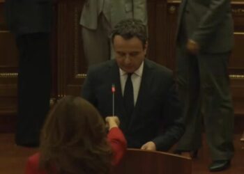 VIDEO/ Tension në Kuvendin e Kosovës, Musliu i heq mikrofonin Kurtit