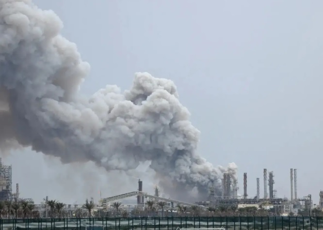 Goditet me dronë një nga rafineritë më të mëdha të naftës në Kuvajt