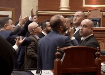 Kaos në Kuvend, opozita bllokon foltoren, ndërpritet seanca plenare