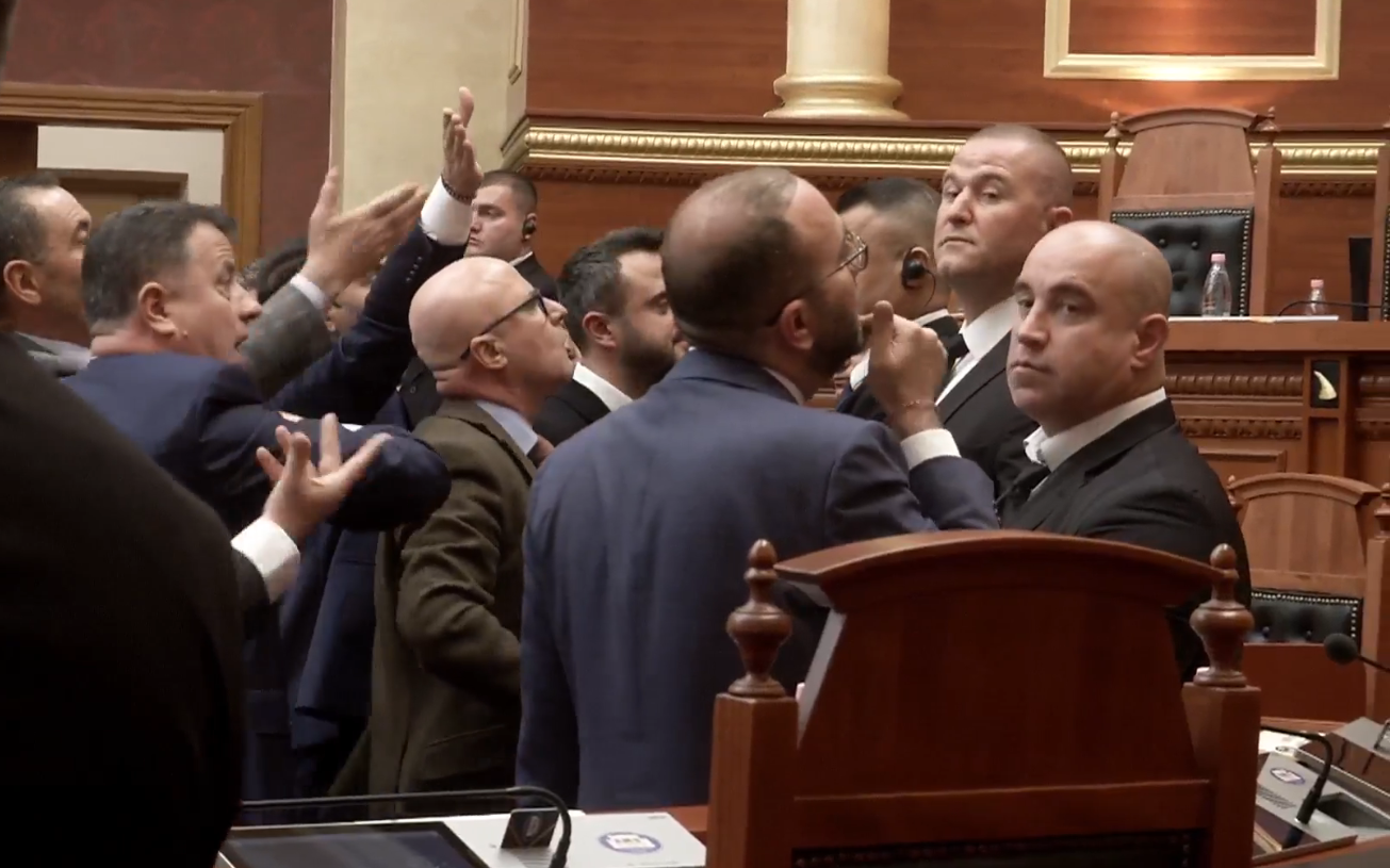 Kaos në Kuvend  opozita bllokon foltoren  ndërpritet seanca plenare