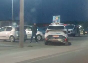 Të shtëna me armë në Laç, shënjestër pronari i një pike karburanti/ Në kërkim babai dhe dy djemtë e tij