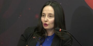 Majlinda Dhuka-shqiptarëve të diasporës: Ju jeni zëri ynë! Kemi nevojë për ju, ftoni një mik…