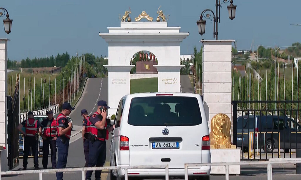 Kërcënimet iraniane, policia rrit vigjilencën! Shtohen kontrollet pranë “Ashraf 3” dhe Ambasadës Amerikane