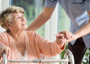 “Pagesa deri në 150 mijë lekë në muaj”, rritet ndjeshëm kërkesa për kujdestarë të moshuarish në Shqipëri